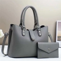 Détail du sac cabas gris texture litchi avec portefeuille enveloppe assorti et garniture - L30xl13xH23cm / Gris