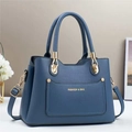 Elegante hellblaue Damenhandtasche aus Kunstleder mit goldenen Metalldetails - Blau