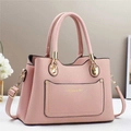 Detailansicht der rosa Handtasche mit Litschiprägung und eleganten goldenen Metallelementen - Rosa