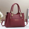 Detail der weinroten Handtasche aus Leder mit Litschimuster und goldener Hardware - Rot