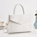Elegante borsa a mano bianca con texture a coccodrillo e tracolla regolabile - Bianco