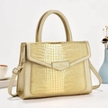 Borsa a mano color champagne effetto coccodrillo con chiusura a cuore e tracolla chic - Oro