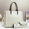 Detalle del juego de bolsos beige con textura de piedra y asas marrones de tres piezas - Blanco Roto