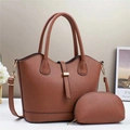 Détail d'un sac cabas en cuir marron caramel texturé avec sa pochette zippée assortie - L24cm L11cm H23cm / Jaune Terre