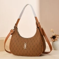 Détail du sac hobo marron avec motif monogramme et bandoulière réglable élégante - Jaune Terre
