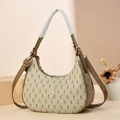 Detailansicht der halbkreisförmigen Hobo-Tasche mit Vintage-Monogramm und Goldschnallen - Khaki