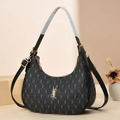 Elegante schwarze Hobo-Umhängetasche mit geprägter Textur und goldenen Metallteilen - Schwarz