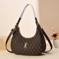 Sac à bandoulière monogramme marron en forme de croissant avec détails dorés élégants - Café