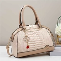 Elegante borsa nude con stampa coccodrillo, logo K in metallo e ciondolo a quadrifoglio - Kaki