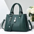 Détail du cabas vert foncé motif litchi avec fermoir argenté et mini porte-monnaie - L29 L12 H21 / Vert