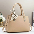 Détail du sac beige texture litchi avec foulard en soie et finitions dorées chic - Kaki