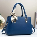 Sac à main en cuir bleu foncé à motif litchi avec foulard en soie et finitions dorées - Bleu