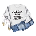 Dettaglio flat lay di una felpa grigia Lacrosse con pantaloncini di denim e sneakers - S / Felpa Bianca (Carattere Nero)