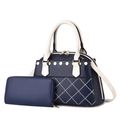 Set borsa tote trapuntata blu navy e bianca con cuciture a diamante e rivetti - Blu