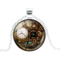 Collier avec pendentif horloge steampunk et chaîne en alliage argenté sur fond blanc - Argent