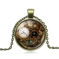 Détail du pendentif horloge steampunk vintage avec engrenages sous verre - Cuivre