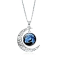 Détail du pendentif loup hurlant en verre serti dans un croissant de lune argenté ajouré - Loup Solitaire Bois Mort Lune Bleue (JY007340-24)