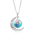 Détail du collier loup hurlant à la lune montrant le motif de vigne évidé en argent - Hurlement de Loup Nébuleuse Fantastique (JY007340-23)