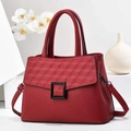 Detailansicht der roten Ledertasche mit geometrischer Wabenprägung und schwarzem Verschluss - L28 B12 H20 / Weinrot