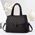 Nahaufnahme der schwarzen Tote-Bag mit geometrisch geprägter Klappe und Narbenleder - L28 B12 H20 / Schwarz