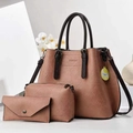 Ensemble détaillé de sac cabas marron-rose, pochette et portefeuille sur décor minimaliste - Rose