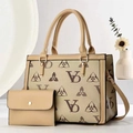 Dettaglio della borsa monogram beige con finiture dorate e portamonete abbinato - Cachi