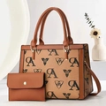 Dettaglio della borsa tote stampata e borsellino coordinato con motivo monogramma - Giallo Terra