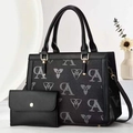 Elegante borsa a mano nera monogramma con portafoglio coordinato e dettagli dorati - Nero