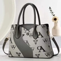 Detalle del bolso tote trapezoidal gris con estampado monograma y hebillas metal dorado - 29x12x22cm / Gris