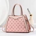 Dettaglio del motivo floreale monogram rosa e finiture dorate su elegante borsa da donna - Rosa