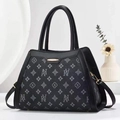 Elegante borsa a mano con stampa monogramma, finiture in pelle nera e dettagli dorati - Nero