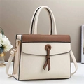 Detail of color-block tote bag featuring lychee texture and decorative ring handle - 28x11x22cm / Off White
