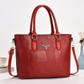Rote Leder-Beuteltasche mit Patchwork-Design, großem Fassungsvermögen und Golddetails - Rot