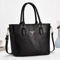 Moderne schwarze Beuteltasche mit geometrischem Patchwork und goldfarbenen Details - Schwarz