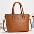 Borsa a secchiello in pelle marrone con motivi geometrici e dettaglio logo in metallo - Giallo Terra