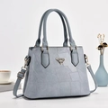 Borsa a secchiello celeste in pelle goffrata con patchwork e finiture dorate - Blu