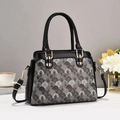 Borsa a mano nera elegante con motivo a scaglie e dettagli in oro su fondo bianco - Nero