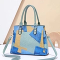 Gros plan du sac cabas en patchwork avec des textures de simili cuir bleu et kaki - Bleu