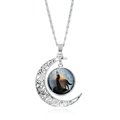 Détail du collier croissant de lune argenté avec pendentif silhouette loup et femme - Fille au Coucher du Soleil et Loup (JY007340-22)