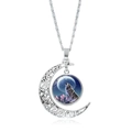 Détail macro du pendentif croissant de lune avec illustration d'un loup sous dôme - Loup Bleu Foncé et Violet (JY007340-21)