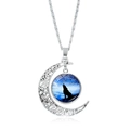 Détail d'un pendentif lune évidé argenté avec ciel bleu et silhouette de loup hurlant - Loup Noir du Ciel Nocturne Bleu (JY007340-20)