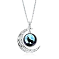 Collier lune évidé vintage argent avec pendentif loup hurlant sur fond de lune bleue - Silhouette de Loup de la Pleine Lune Bleue (JY007340-9)