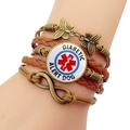 Detail eines mehrlagigen Lederarmbands mit medizinischem Diabetic Alert Dog Glasanhänger - Diabetes Warnhund (JY007307-3)
