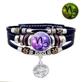 Detalle de pulsera de cuero de Capricornio con cristal luminoso y dijes plateados - Capricornio