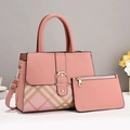 Bolso de mano bicolor rosa con diseño de cuadros y elegantes detalles en dorado - Rosa