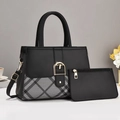 Detalle del bolso de mano negro con diseño de cuadros y accesorios metálicos dorados - Negro