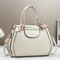 Elegante Tasche mit Steinmuster in Cremeweiß mit Seidenschal-Griff und goldenen Details - Gebrochenes Weiß
