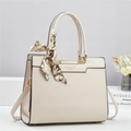Elegante borsa a secchiello in pelle beige con manici e dettaglio foulard decorativo - L29cm P12cm A24cm / Bianco Sporco