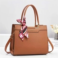 Detailsicht der braunen Bucket Bag mit Lychee-Struktur, Seidenschal und Gold-Hardware - L29cm B12cm H24cm / Erdgelb