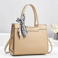 Detail der aprikosenfarbenen Beuteltasche mit Litschi-Maserung und Zebra-Print-Schal - L29cm B12cm H24cm / Aprikose